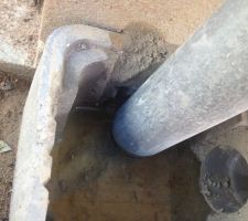 3eme tabouret , toujours le bricolage contre le mur et cette fois le tube pvc n'a pas eu le droit à la maçonnerie en dessous, l'eau fuit donc par dessous !