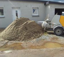 Le ciment et le sable sont livrés, pour les chapes.