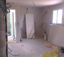 Vu sur la cuisine et ouverture vers le garage..
