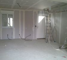 Vue sur l'entrée et une partie du salon
