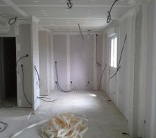À droite la cuisine, à gauche accès au wc et garage