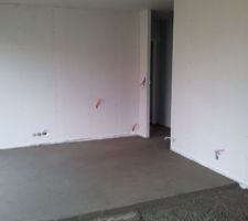 La chape est en cours (séjour-salon)