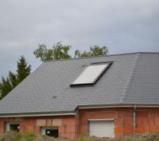 Panneau solaire qui est relié à notre ballon d'eau chaude!! Placé plein sud bien sur!!