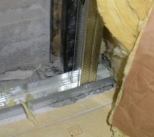 Déchets cachés derrière laine de verre