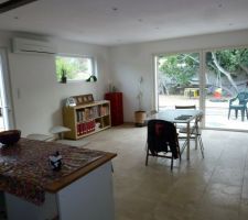 Salle à manger et vue sur la baie à galandage (2m80)