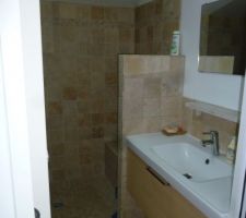 Salle de bain parents en travertin