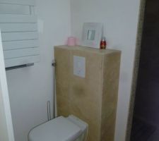 WC de la salle de bain parents en travertin