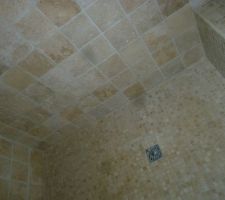 Douche a l'italienne parents avec le banc en dur (droite)en travertin