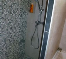 Douche salle de bain principale (space invader en mosaic en bas à droite)