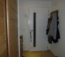 Porte entr&eacute;e et porte manteau fait par mes soins avec une planche de caisse &agrave; munition