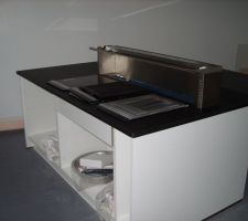 Le plan de travail en granit avec les elements de cuisson qui sont aproch&eacute;