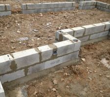 Porche porte d'entr&eacute;e sur la droite

  2 ouvertures sur le centre de la maison