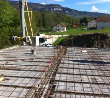 Dalle de l'étage avec cette fois les rupteurs thermiques installés. Apparemment le constructeur ne les installent pas pour la dalle du RDC qui est sur un ss-sol et au dessus du garage....un peu sceptique quand même !