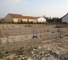 Vide sanitaire composé de 3 rangs de parpaings de 25cm de hauteur chacun.