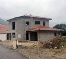 Pose des deux poinçons sur le toit de la maison