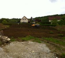 Début du terrassement
Décapage de la terre végétale et stockage au fond du terrain