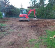 Le terrassier a termin&eacute; de dessoucher les 13 arbres