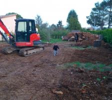 Notre petit amour à côté de la pelleteuse, terrassement terminé