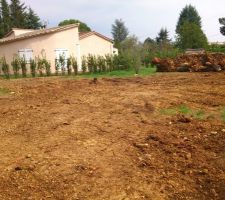 Le terrain plat. terrassé prêt pour les fondations !