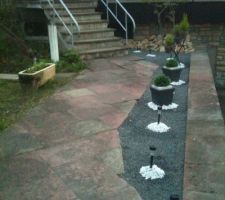 Madame l'a voulue, elle l'a eu ... on a refait la partie entr&eacute;e ... enfin refait, juste d&eacute;gager la mauvaise herbe, g&eacute;otextile, cailloux, noirs, blancs et jaunes au fond ... &ccedil;a fait du coup propre ...