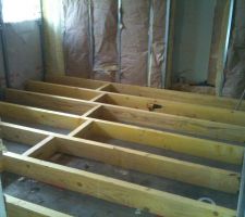 Réhausse du plancher de la chambre du bas pour rattraper tous les niveaux ...