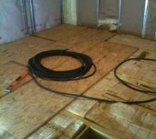 Plancher ... d'ailleurs on m'a montré une technique pour très bien poser le plancher sans se fatiguer ... pour les intéressés !