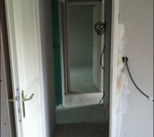 Cloisons du dégagement vu de la chambre 1