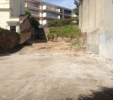 Terrain prêt pour l'arrivée du terrassier!