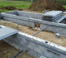 Pose des poutrelles et des canalisations sous vs