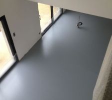 Resine au sol pos&eacute;e quelques retouches a apporter