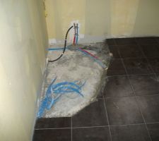 Carrelage de la sdb de l'&eacute;tage