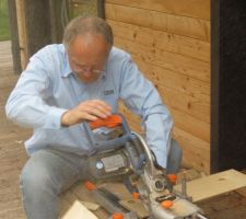 Daniel face &agrave; la pluie de sciure