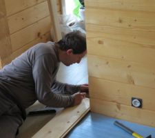 Mesures pr&eacute;cises pour que le joint de dilatation soit aussi propre que sur le pont d'un bateau en tek