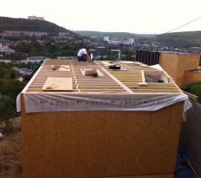 Plancher de l'étage fini. Reste à mettre le phaltex, l'osb, et à monter les murs du deuxième niveau.