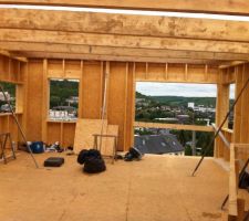 L'étage du haut prend forme. Ce sera la salle-salon-cuisine. 
Quasi décloisonné, juste un petit cellier au milieu à gauche, pour cacher le ballon et faire un peu de rangement.