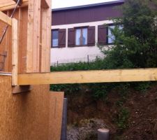 La passerelle de chantier, qui deviendra une terrasse d'accès.