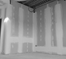 Coin repas et porte donnant sur le cellier