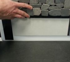 Le sol de la salle de bain et la faïence avec la frise