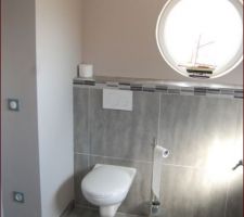 Toilettes dans la SDB du RDC posés