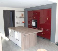 Cuisine, porte coulissante pour accéder au cellier
