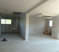 Bureau à gauche , cuisine à droite