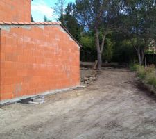 Terrassement effectué en 1 week-end. Merci aux voisins pour leur patience et GRAND MERCI à Jérome pour son travail