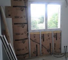 Le bureau. Les plaquistes ont tiré les gaines câblées pour motoriser les volets roulants (à droite du coffret).