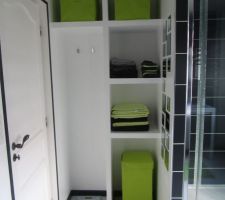 Un amenagement en cloison alvéolé servant de rangement