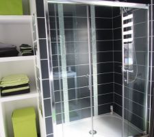 La cabine de douche en beton synthétique de 1,40X0,90m.