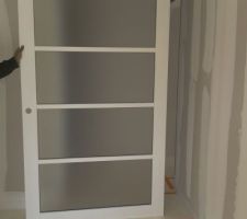 Porte à galandages en bois prêt à peindre et verre dépolie