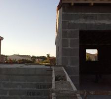 Nous avons commencer notre garage en limite de propriete notre voisin est egalement en limite nous pensons que cest tuiles morde chez nous
Nous avons laisser plus 1cm entre leurs mur et notrez futur chappe mais avec leur tuiles il ny son plus et cela risque que de gener pour la monter du mur sachant que nous sommes plus haut 
Quel est votre avis ??