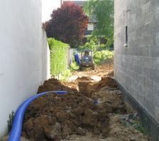 La première étape consiste à emboiter le tuyau dans la traversée de mur qui débouche dans la cave (pas facile, c'est raide comme tout et il a plu toute la matinée...)