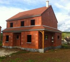 Cheminée installée   pose du zinc sur le 1er toit   pose des appuis fenetres et seuils