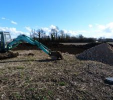 D&eacute;but du terrassement, avec l'arriv&eacute;e d'eau au premier plan